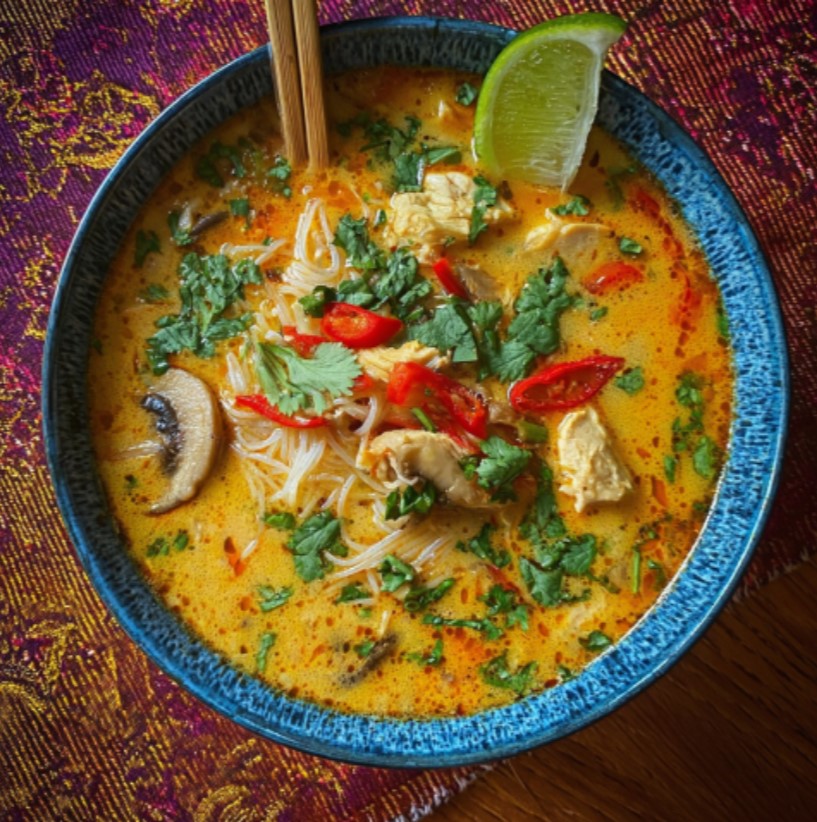 SOUPE THAÏE AU POULET, LAIT DE COCO ET CURRY